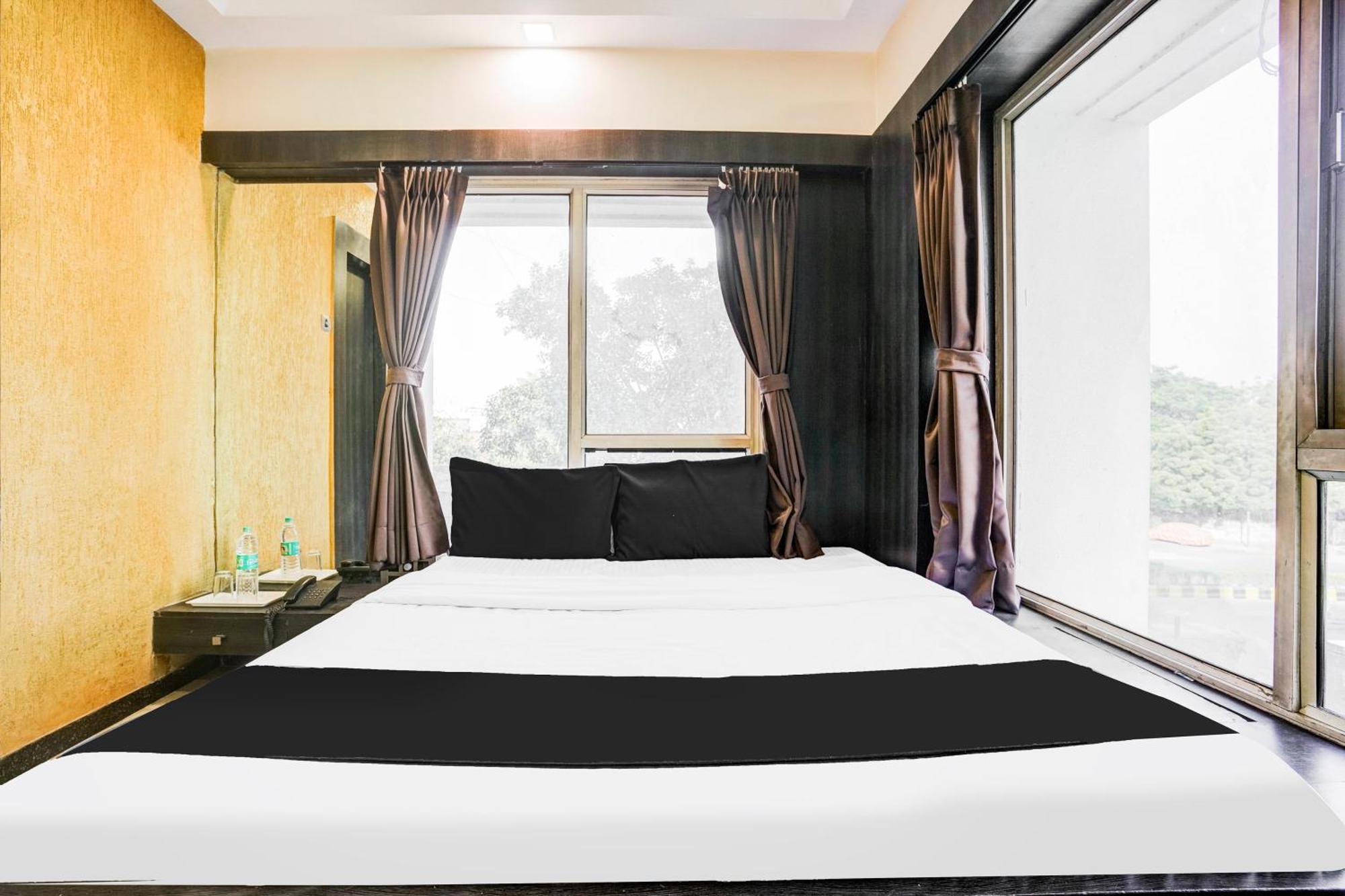 Super Collection O Ashram Road Near Sardar Bridge Formerly Hotel Apple Inn Ahmedabad Exterior foto