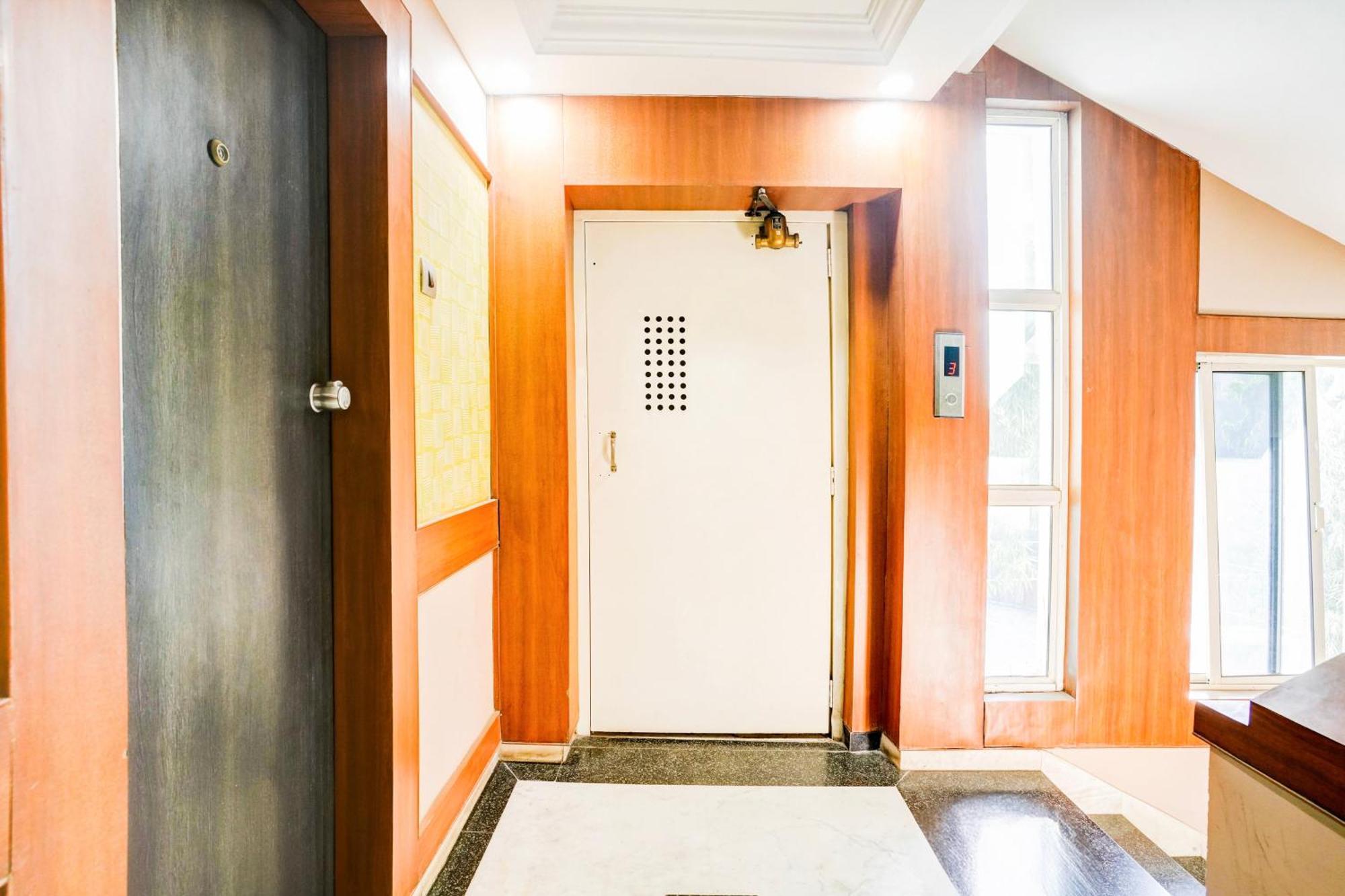 Super Collection O Ashram Road Near Sardar Bridge Formerly Hotel Apple Inn Ahmedabad Exterior foto